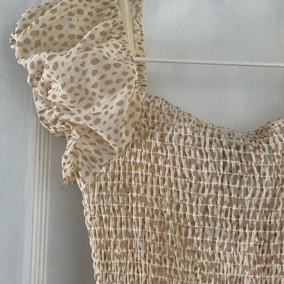 Short Sleeve Sweetheart Neck with Tie Detail Tan Spotted Body-con Dress - Picture 9 of 10